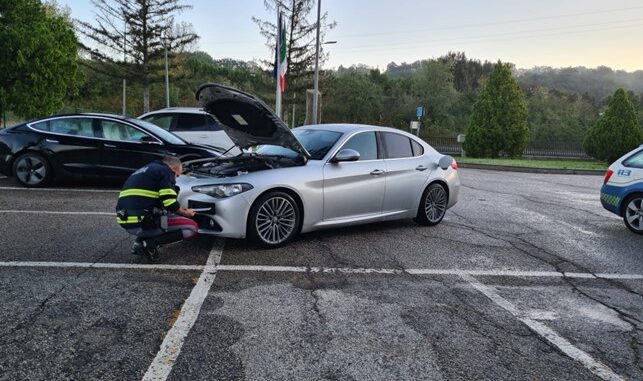 Fermati a bordo di un’auto rubata, Polizia denuncia due persone per ricettazione