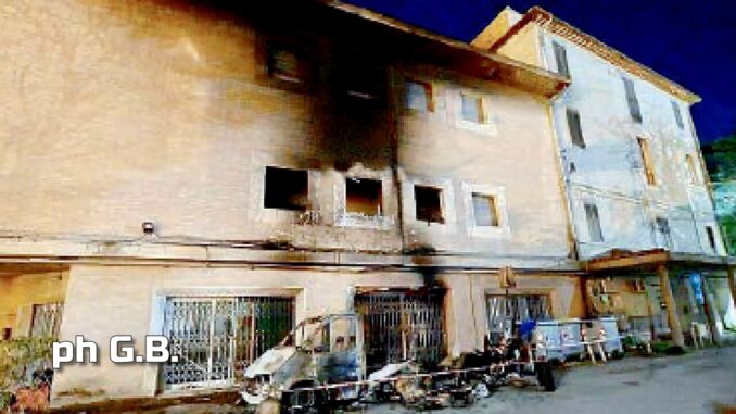 Unità di strada di Borgorete ridotta in cenere giallo su incendio a Perugia