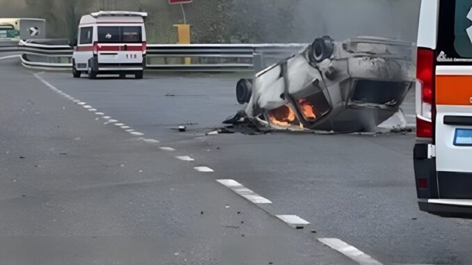 Incidente sull’Autostrada A1: Auto si Ribalta e Prende Fuoco