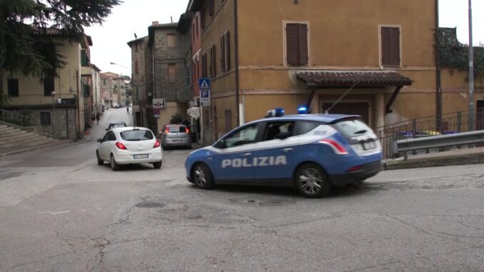 Aggressione a compagna e neonato, polizia arresta 25enne