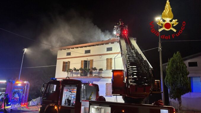 Incendio a Colombella: tetto ventilato in fiamme, nessun ferito 