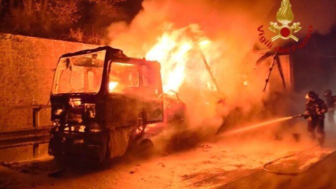 Fiamme in autostrada del Sole, incendio autoarticolato su A1 tra Valdarno ed Arezzo