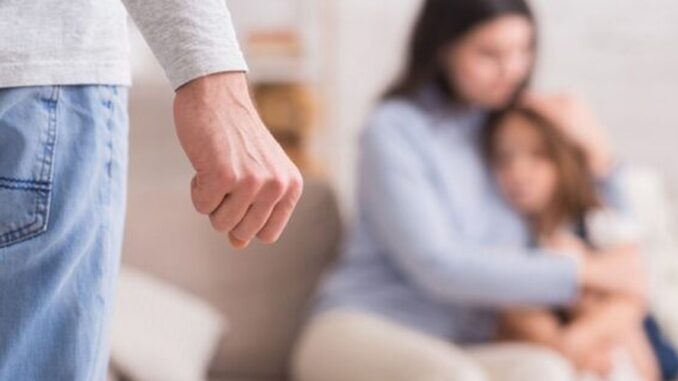 Violentava e maltrattava la moglie, aguzzino straniero arrestato dalla Polizia