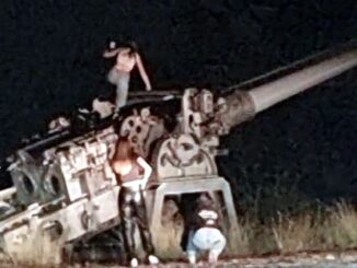 Un selfie sul cannone a "Piazza del sesso" a Città della Domenica