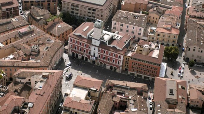 Vandalismi in centro: auto scassinata davanti al Duomo