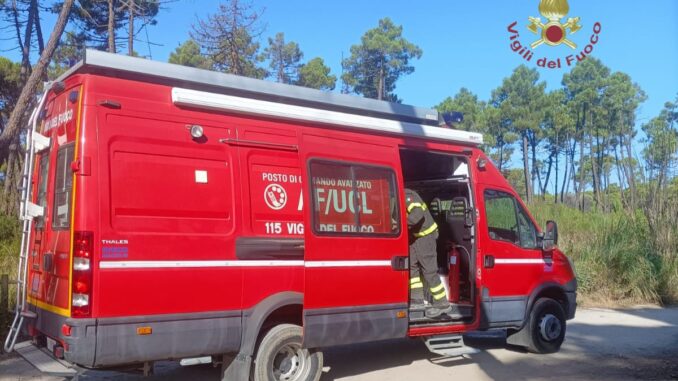 Trovato corpo di una donna nel fiume, il recupero da parte dei vigili del fuoco