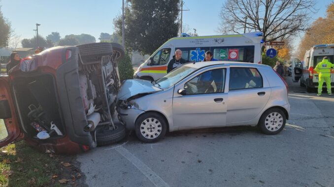 Incidente stradale a Bastia Umbra, auto si ribalta dopo schianto c'era anche un bambino a bordo