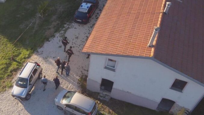 Evaso arrestato a Gualdo Tadino: coltivava marijuana e aveva armi bianche:
