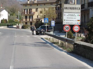 Ruba l'auto mentre il proprietario consuma un caffè al bar