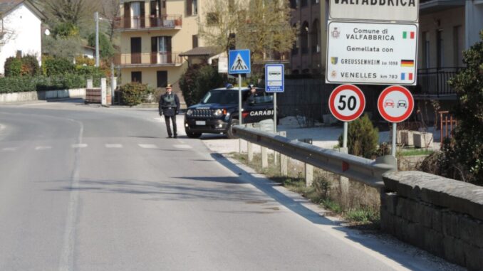 Ruba l'auto mentre il proprietario consuma un caffè al bar