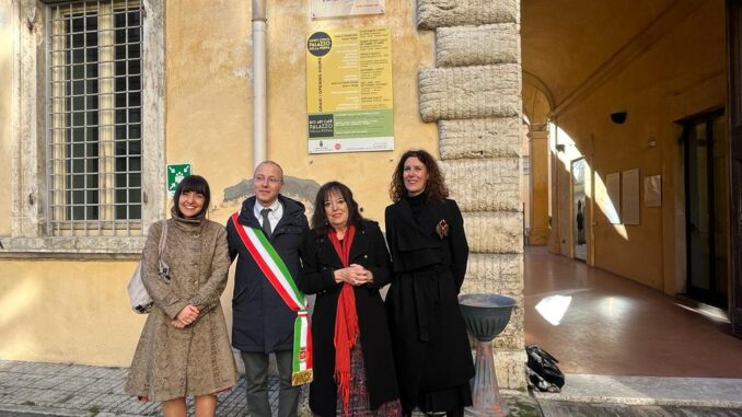 All’ingresso di Palazzo della Penna nuova targa in ricordo di Sergio Ragni