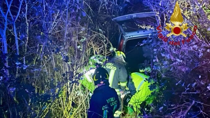 A 90 anni vola in una scarpata con l'auto, salvato dai Vigili del fuoco