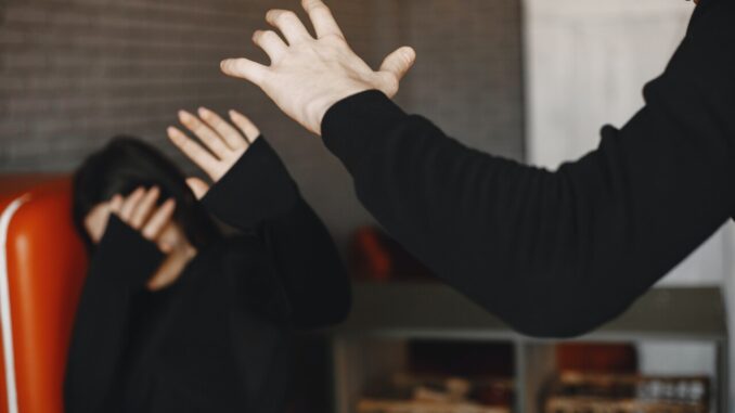 Insulta madre e sorella: “Siete troppo occidentali”