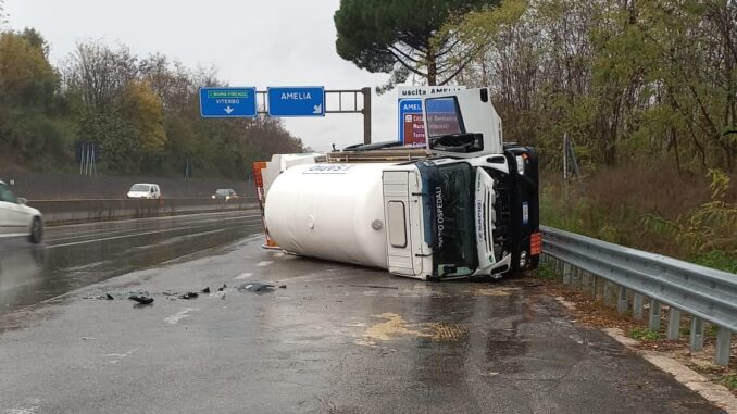 Autocisterna si ribalta sulla SS 675: chiusa la strada tra Amelia e Narni