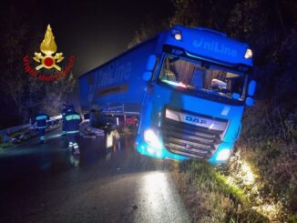 Camion fuori strada a Costacciaro, semirimorchio con blocchi di cemento