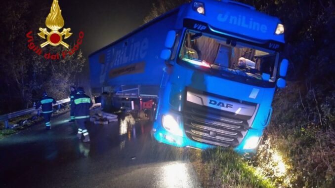 Camion fuori strada a Costacciaro, semirimorchio con blocchi di cemento