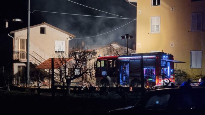 Incendio a Tordibetto, salva una famiglia con dei bimbi, sindaco porta regali