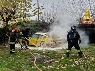 Intervento dei Vigili del Fuoco a Foligno, a fuoco un’auto storica