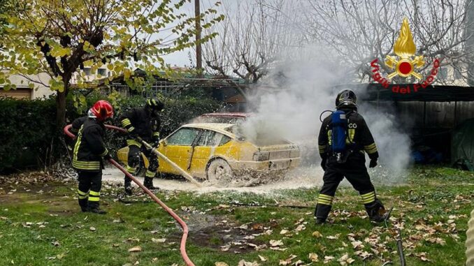 Intervento dei Vigili del Fuoco a Foligno, a fuoco un’auto storica