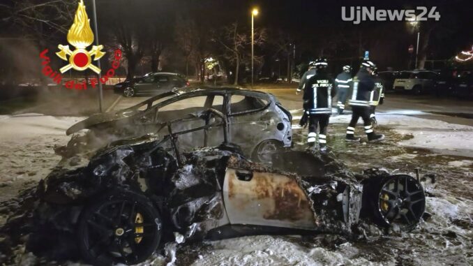 Cause sconosciute, incendio nella notte a San Feliciano del Lago, due auto distrutte dalle fiamme