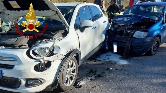 Incidente stradale a Collestrada: tre auto coinvolte e un ferito lieve