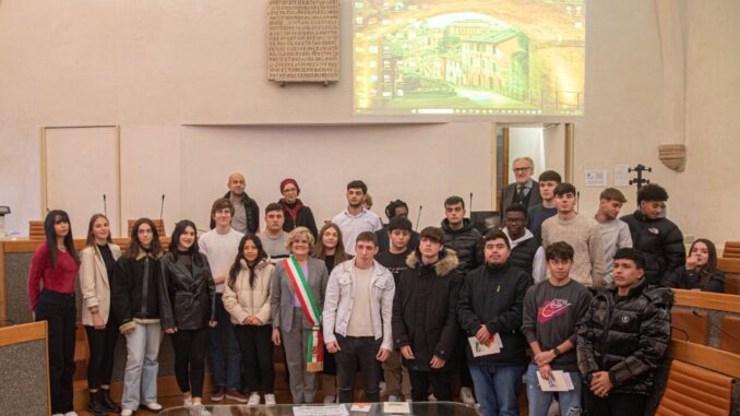 A Palazzo dei Priori consegnato l’attestato di cittadinanza a 24 maggiorenni neo-italiani