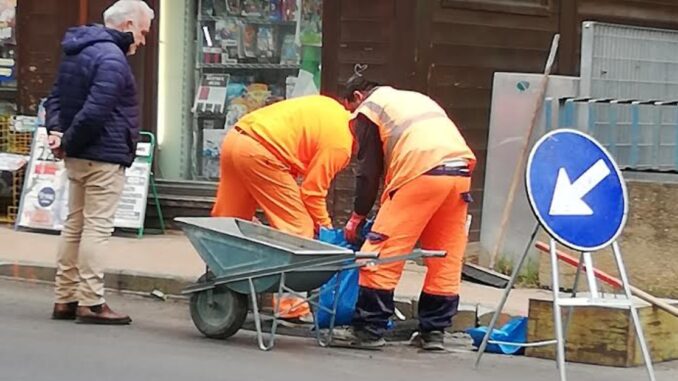 Anche i tombini ripieni di catrame sostituiti in via della scuola a Ponte San Giovanni
