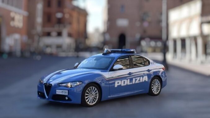 Armato, costringe automobilista a prelevare soldi lo rapina e fugge