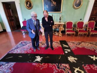 Monsignor Maffeis riceve un’opera d’arte sacra dell’artista Osmida