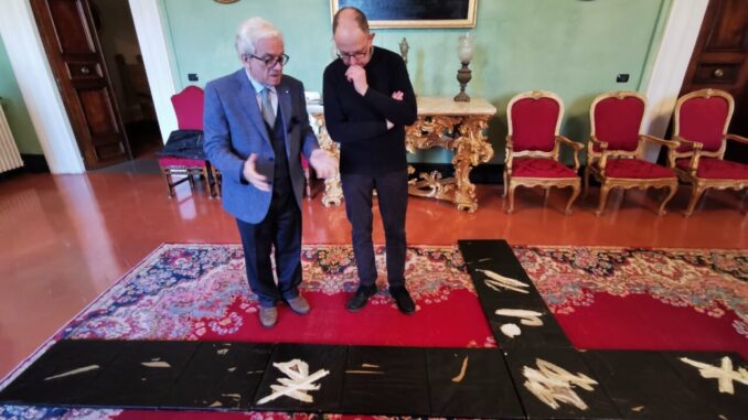 Monsignor Maffeis riceve un’opera d’arte sacra dell’artista Osmida