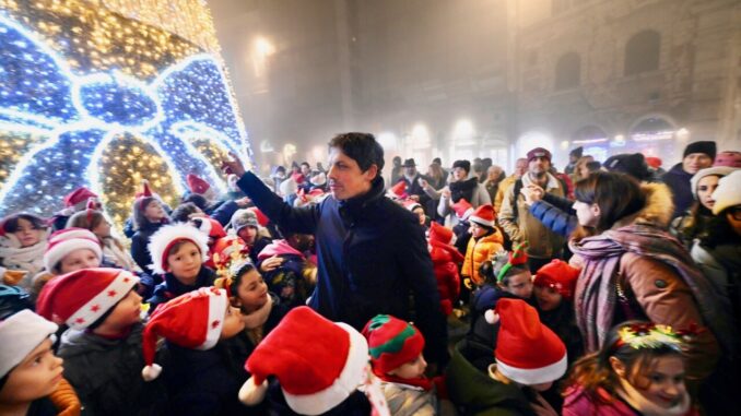 Perugia si illumina: inaugurata la più grande pista di ghiaccio d’Italia e l’albero di Natale