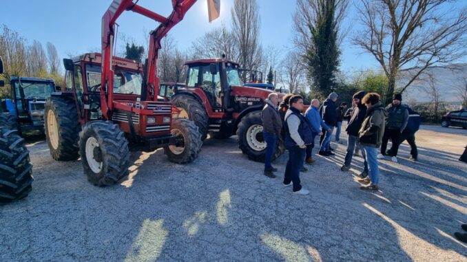 Agricoltori umbri in protesta, trattori in marcia per difendere la terra