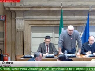 Caos in consiglio comunale a Terni, Stefano Bandecchi, sotto accusa per commenti offensivi