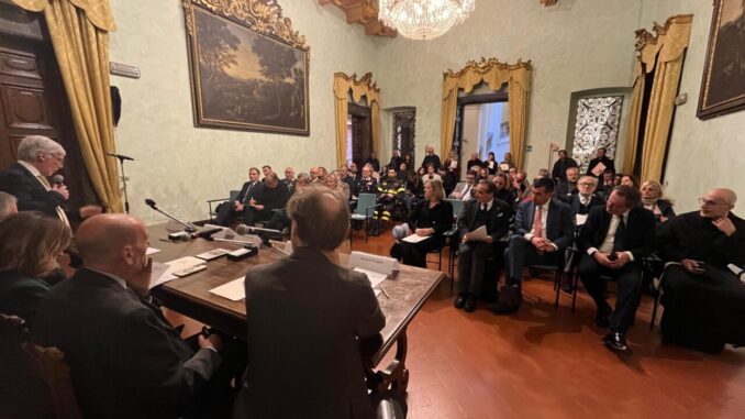 È stato sottoscritto oggi a Palazzo Donini, alla presenza della Presidente della Regione Umbria, Donatella Tesei, un protocollo d’intesa fra la Fondazione Umbria per la Prevenzione dell’Usura e la RAI, nell’ottica della valorizzazione della cultura della legalità, finalizzata alla prevenzione e al contrasto del fenomeno dell’usura.    A siglarlo sono stati il Presidente della Fondazione, Fausto Cardella, il Direttore della sede regionale per l’Umbria, Giovanni Parapini, e il Direttore Accordi Istituzionali RAI Roberto Ferrara.