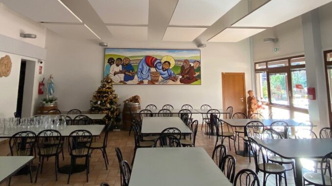 Alla Mensa Caritas “Don Gualtiero” la presentazione del libro “Il cibo buono. C’è più gusto a nutrirsi bene” di Antonella Viola e Daniele Nucci