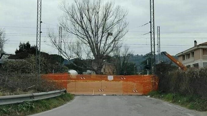 Un anno di disagi a Balanzano, strade e passaggio a livello