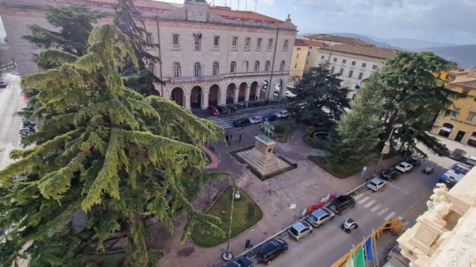 Comune di Perugia decide su pista di ghiaccio in Piazza Italia