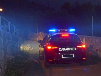 Rubano lampada, litigano in cinque pestano un cliente a Natale