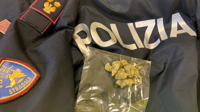 Chiedono aiuto alla Polizia di Stato e vengono trovati con la droga
