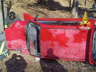 Auto si ribalta al Bottaccione, donna estratta dai vigili del fuoco