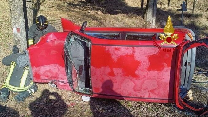 Auto si ribalta al Bottaccione, donna estratta dai vigili del fuoco