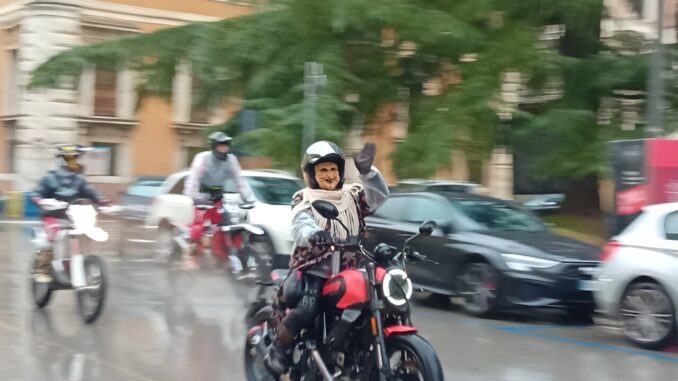 La pioggia non ferma la MotoBefana, partita la carovana