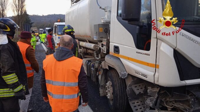 Incidente in E45: camion con gasolio si incastra nel guardrail
