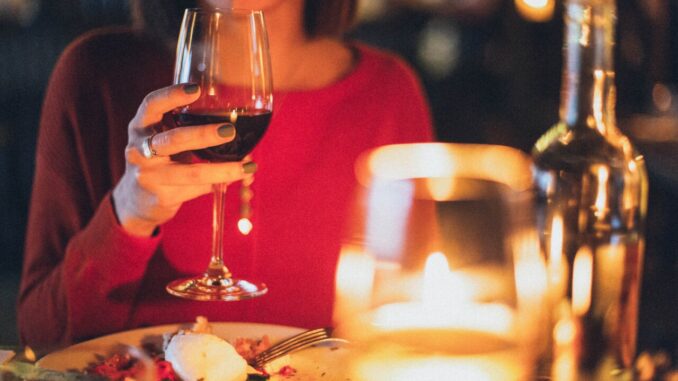 Fare colazione e cena troppo tardi aumenta rischio infarto e ictus 