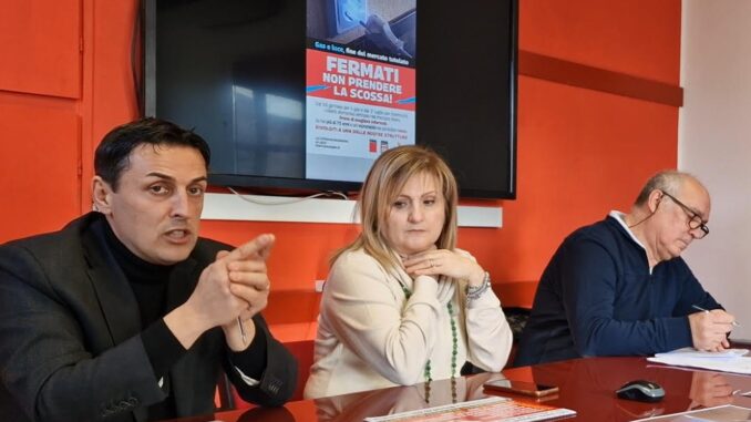 Abbandono mercato tutelato energia sindacato e consumatori insieme in Fermati, non prendere la scossa
