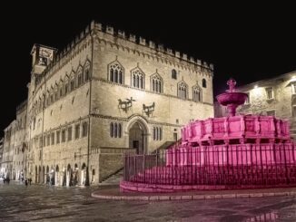 100 giorni al Giro d'Italia 2024, la fontana e l'orologio illuminati di rosa