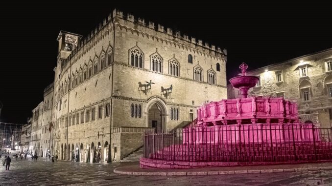 100 giorni al Giro d'Italia 2024, la fontana e l'orologio illuminati di rosa