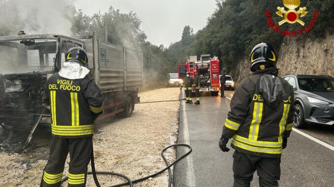 Incendio sulla SP 205 ad Amelia, fiamme divorano cabina autocarro
