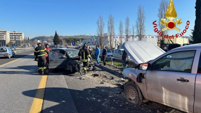 Incidente a Ponte San Giovanni, auto invade senso di marcia opposto