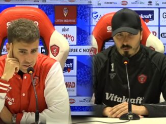 La squadra di calcio del Perugia celebra una vittoria significativa